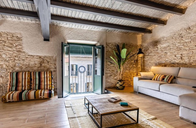 Plaça del Vi Penthouse - Holiday Apartment in Girona | Bravissimo