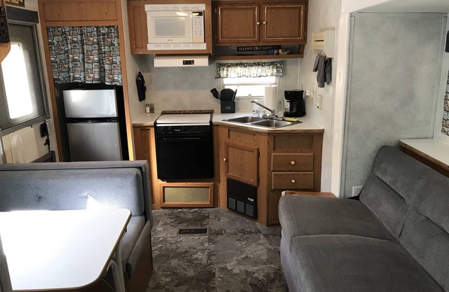 Platte - RV Camper in the Woods with Fire pit & Hot Tub Access