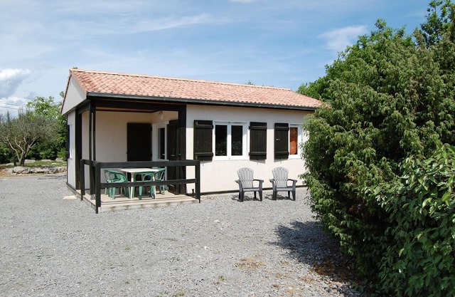 Pleasant gîte with all comforts, in the heart of nature, swimming pools, playground, tennis court