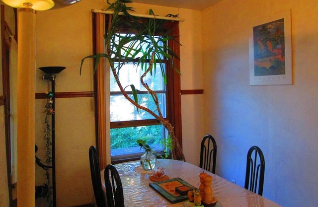 Pleasant Retro 3-Bedroom Apt Next to Metro Station