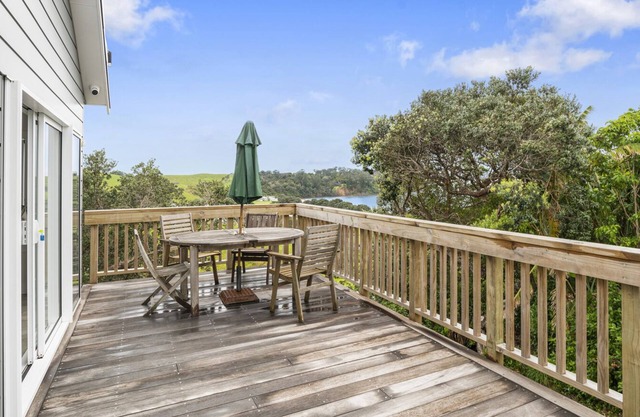 Pohutukawa Paradise - Martins Bay Holiday Home