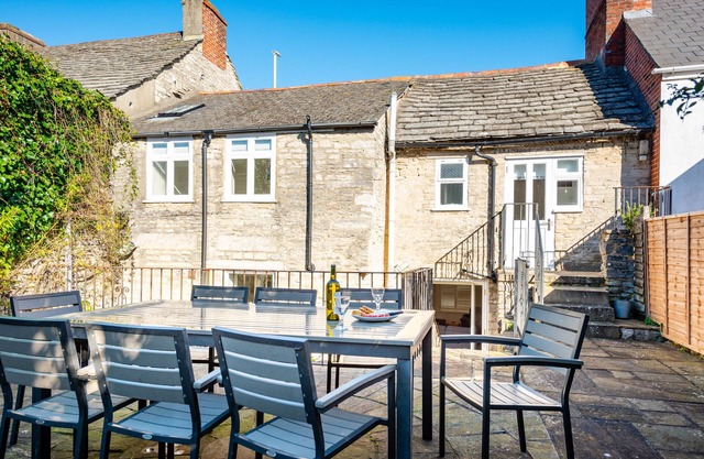 POLLY'S FOLLY, family friendly, country holiday cottage in Swanage
