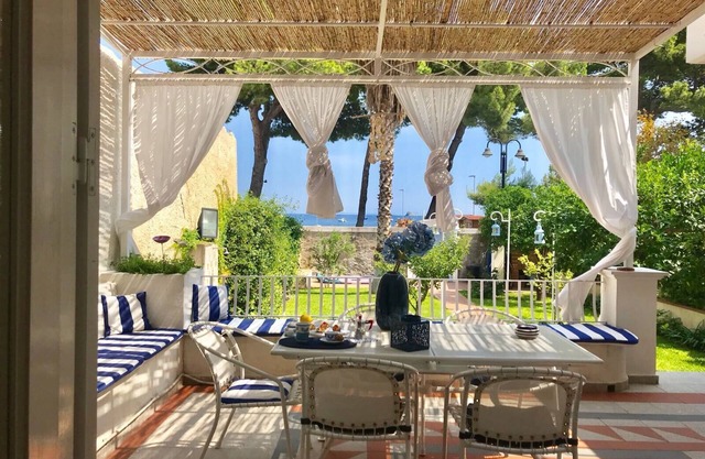 POMEGRANATE VILLA ON THE SEA WITH GARDEN