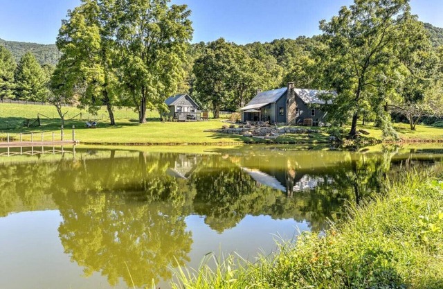 Pond and Hot Tub and Firepit Retreat