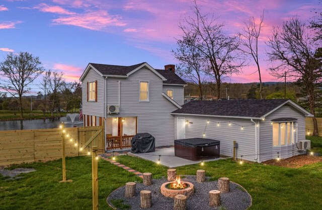 Pondview 4BR Cabin-Walk to Caverns, Hot Tub, Wi-Fi