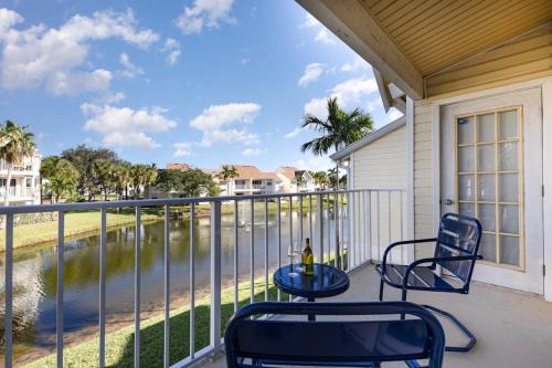 Pondview Modern Farmhouse Condo Half Mile to Beach
