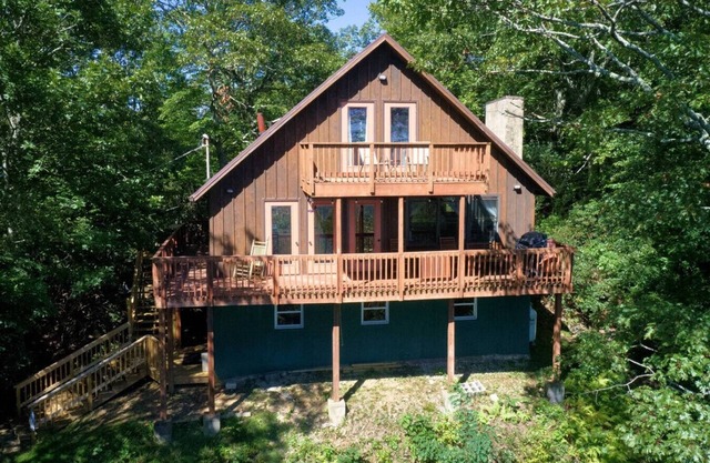 Pontificator's Perch - you'll love the view, by Buffalo Mtn Getaway