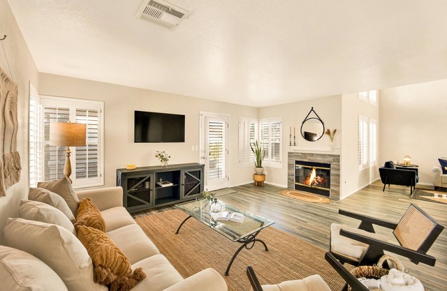 Pool 4BR 3BA House - Near Strip, Tivoli Village, Shops, Restaurants, Parks