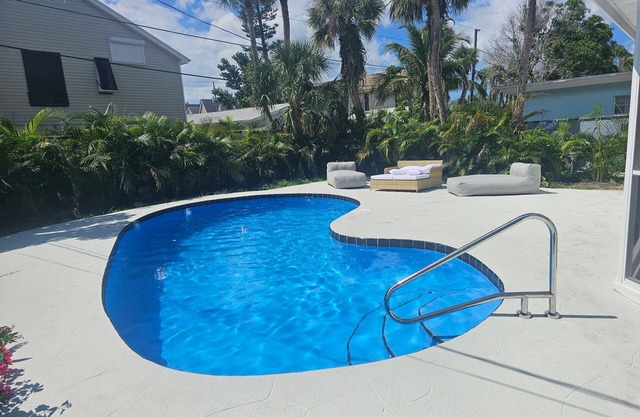Pool Home one block from the beach with Putting Green