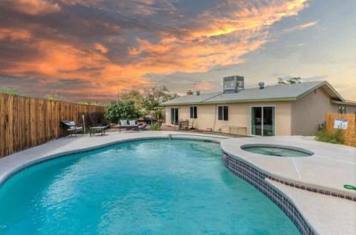 Pool & Hot Tub! Centrally Located, Less Than 3 Miles to The Strip!