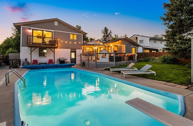 Pool Open~Lake View and Park~Great For Families~Sleeps 12, Peloton Bike~Luxury