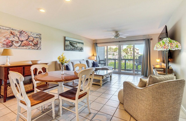 Poolside Fun & Ocean Strolls: Harbor Island Haven!