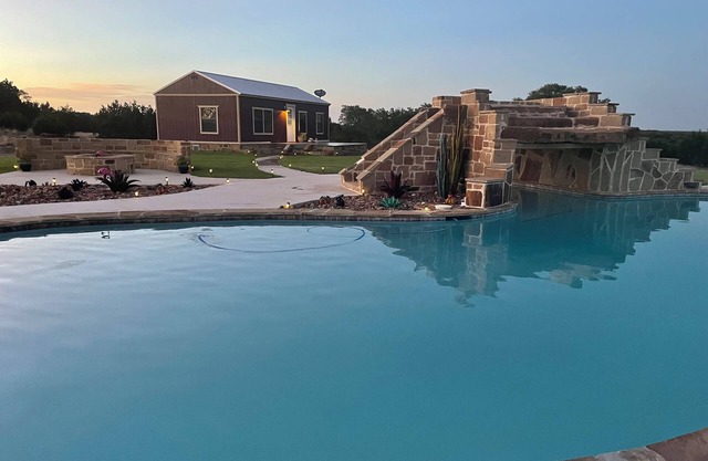 Poolside guesthouse in beautiful Hill Country