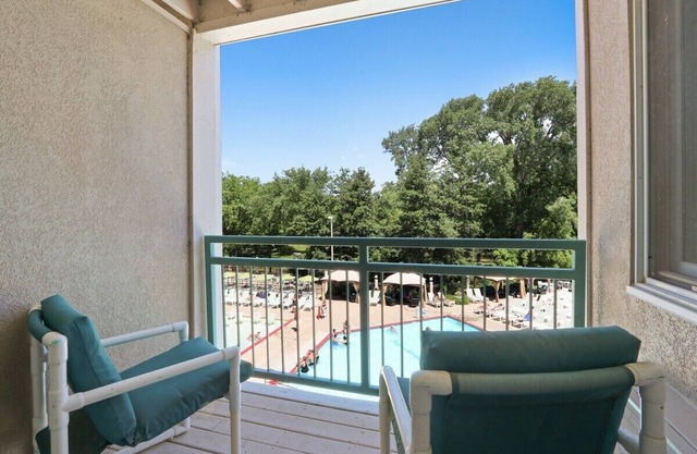 Poolside Lookout at the Cove Hotel |Downtown Lake Geneva |Hot Tub |Walkable |Resort Game Room & Gym