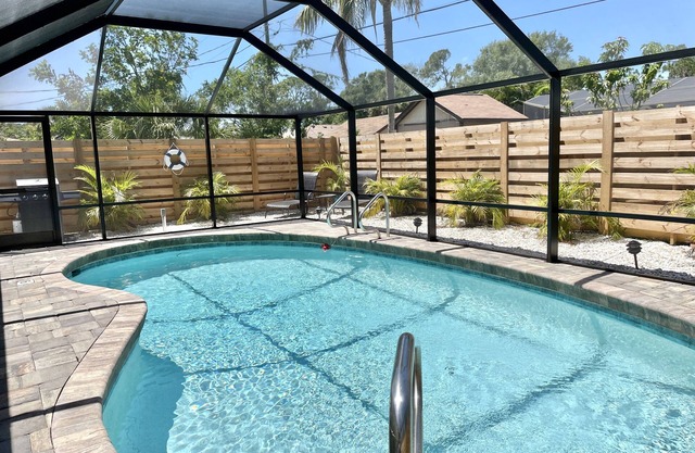 Poolside Retreat with heated pool-7 min to beach-2 King beds