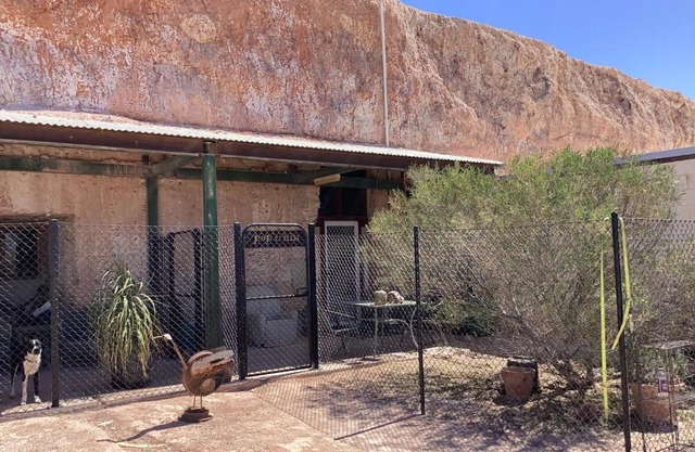 Pop’n’nin Dugout Accommodation at Coober Pedy Views