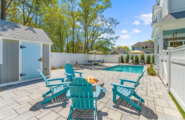 Popponesset-3-bedrooms, 3.5 baths, sleeps 6, A/C, Pool, Firepit,