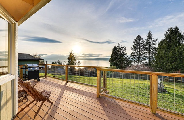 Port Townsend Escape w/Deck, Bay & Mountain Views