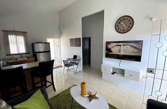 Portmore Haven: Secure Retreat with Beach Access