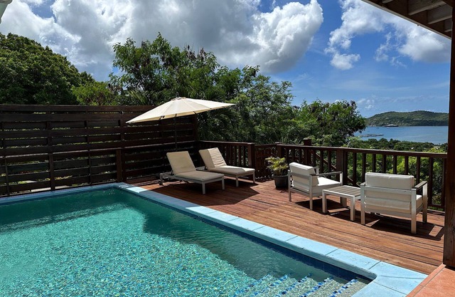 Porvorose Beautiful Sea View Hillside 3-bedroom home Pool, AC, WiFi, Falmouth.