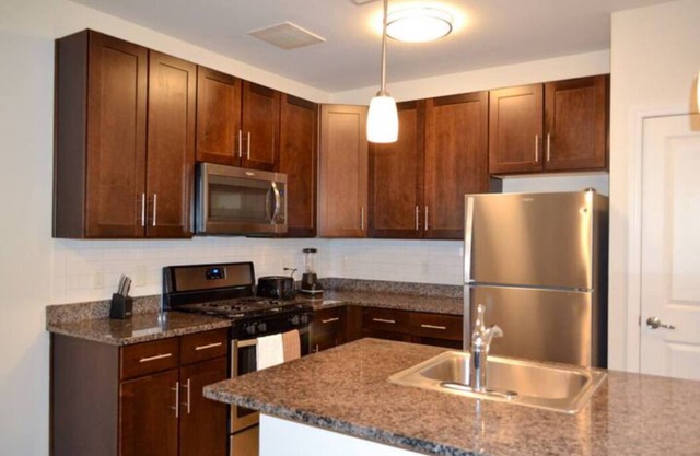 Posh large 2 bedroom with den ( with two twin beds) 2 bathroom, Somerset County