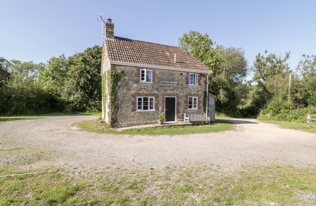 POUND COTTAGE, pet friendly, with open fire in Maiden Newton
