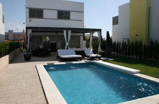Preciosa Villa con Jardín y Piscina Privada