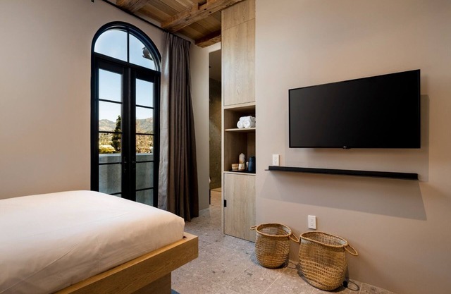 Premium Room with Private Balcony and Lounge! Downtown Location