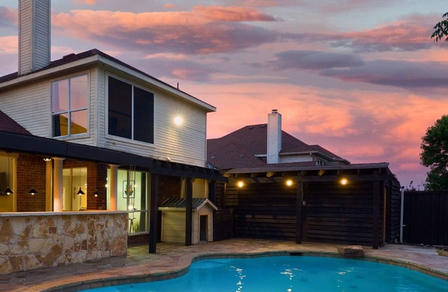 Prestigious 5BR/3.5B Home with Pool, Sauna, Game Room & Bar