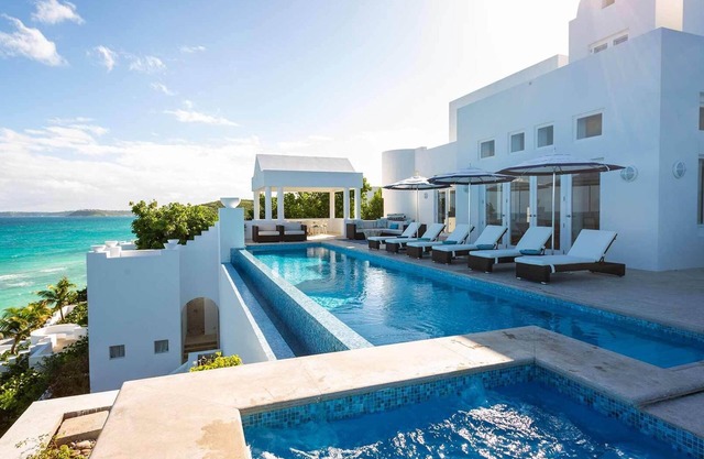 Prestigious tropical 5 bedroom villa at the beach