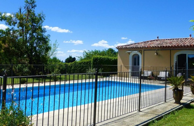 Pretty holiday home with shared pool, L'Isle-sur-la-Sorgue