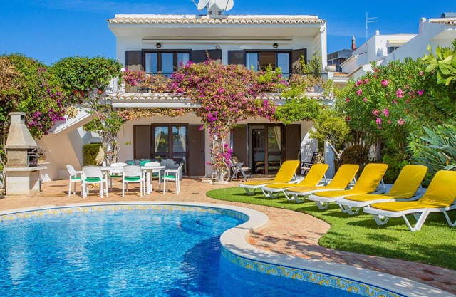 Pretty house close to the beach and the centre of Olhos D'Agua
