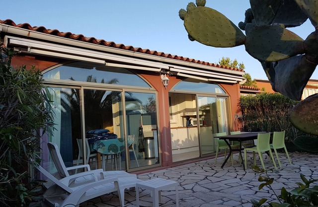 Pretty house with garden, sea view, in residence with swimming pool