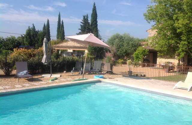 pretty Provencal farmhouse in the heart of the Luberon (between Gordes and Roussillon) with swimming pool