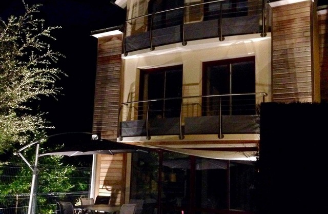 Pretty sea view villa, 30m beach in dead end. 300m downtown & shops.