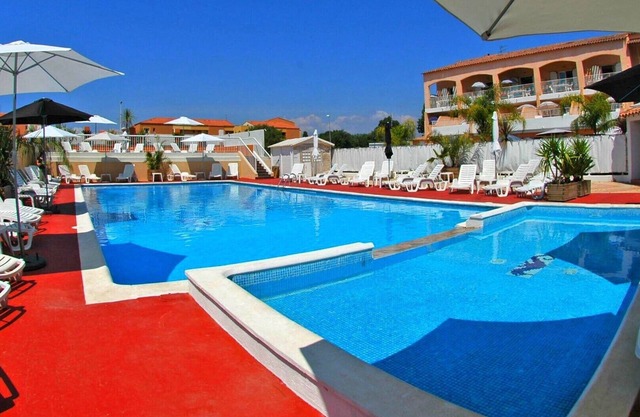 Pretty T2 (1 bedroom) 4 pers. 250m from the SEA with HEATED SWIMMING POOL and TENNIS (1)