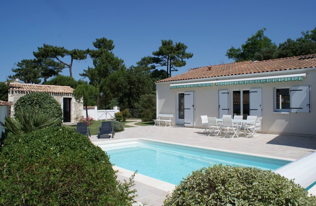Pretty Villa with swimming pool, on the edge of the forest, close to the beach