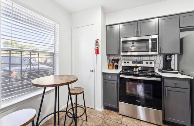 Prime Location Chic 1BR Fast Wifi 7 Min to Downtown