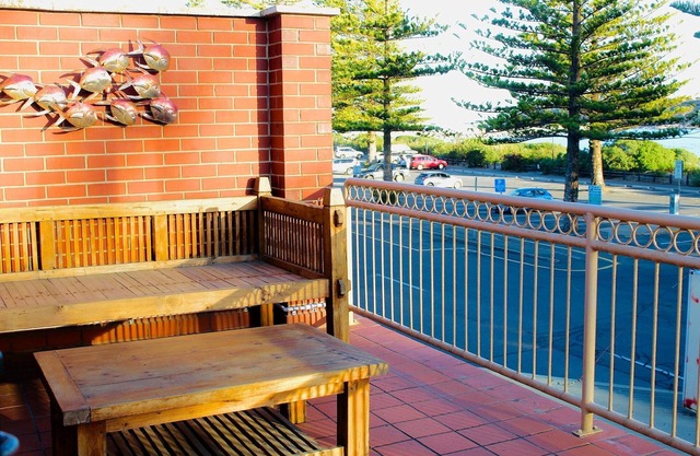 Prime Location – Heart of Victor Harbor: Steps away from the Beach, Top Floor, Ocean View, Wi-Fi, Smart TV