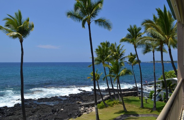 Prime Oceanfront Kona Reef Vacation Condo - D Building