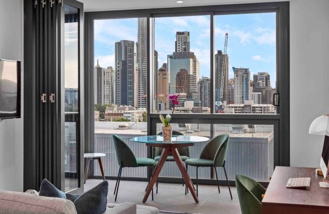 Prime position 1.5 BR w/view/parking/roof pool