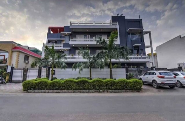 Prime Sector 49 Oasis: Secure, Amenities, Meals, Near Offices