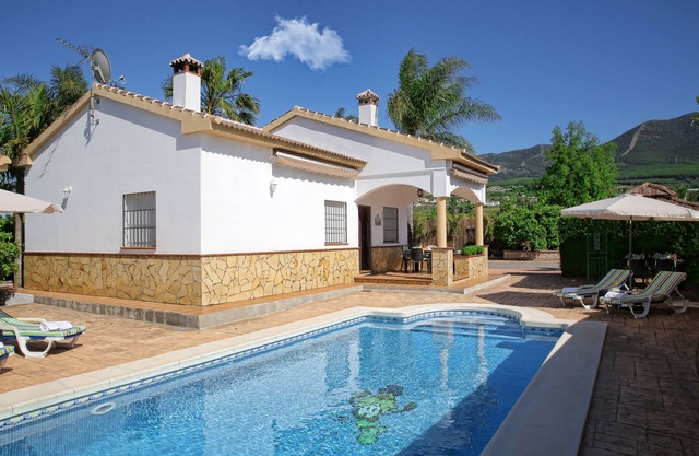 Private villa, surrounded by orange trees, with swimming pool, 10 minutes from the center.