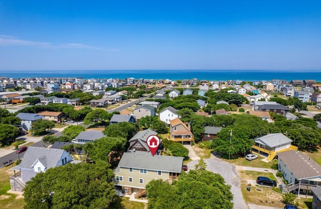 Private 1BR Apt w Kitchen, Porch, Patio on Culdesac & 3 Blocks from Beach Access