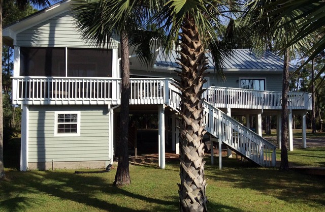 Private 2.5 acre bayfront. KAYAK LAUNCH + boat slip. August/Fall weeks 2025