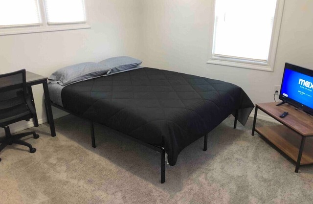 Private 2-bed house with free parking and 15-min walk to direct NYC Manhattan train
