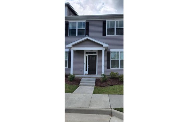 PRIVATE 2 BEDROOM 2.5 BATHROOM TOWNHOUSE