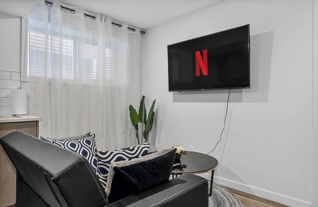 Private 2BR Basement Pet-Friendly Near WEM Free Parking Near Ravines Trails