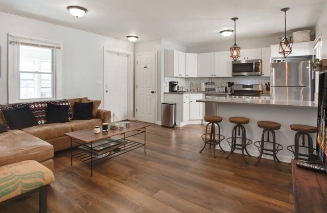 *Private 2BR Bloomfield Apartment* 8 mins to Train