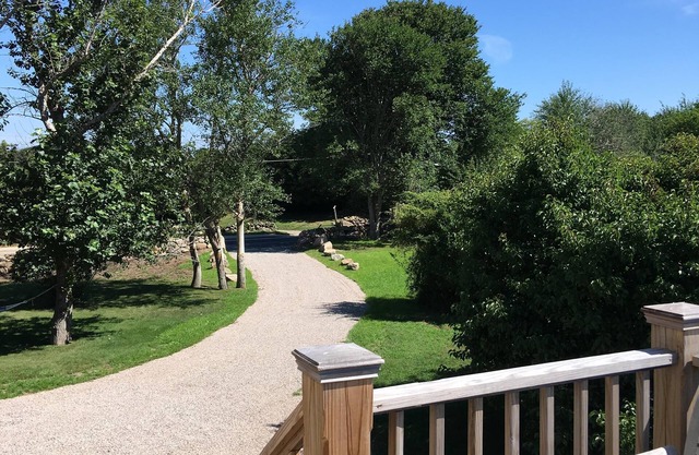 Private 2BR Peach Cottage. Easy walk to Old Harbor!